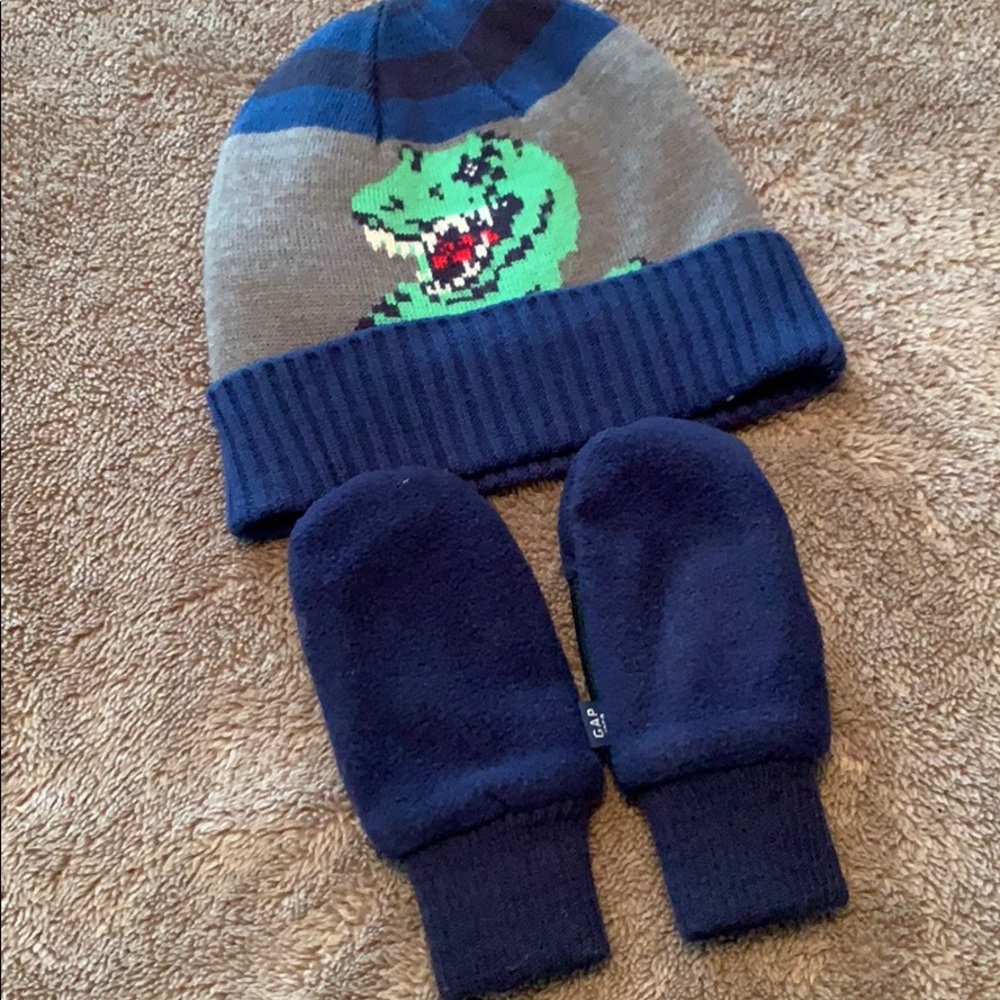 Kids hat and mittens.